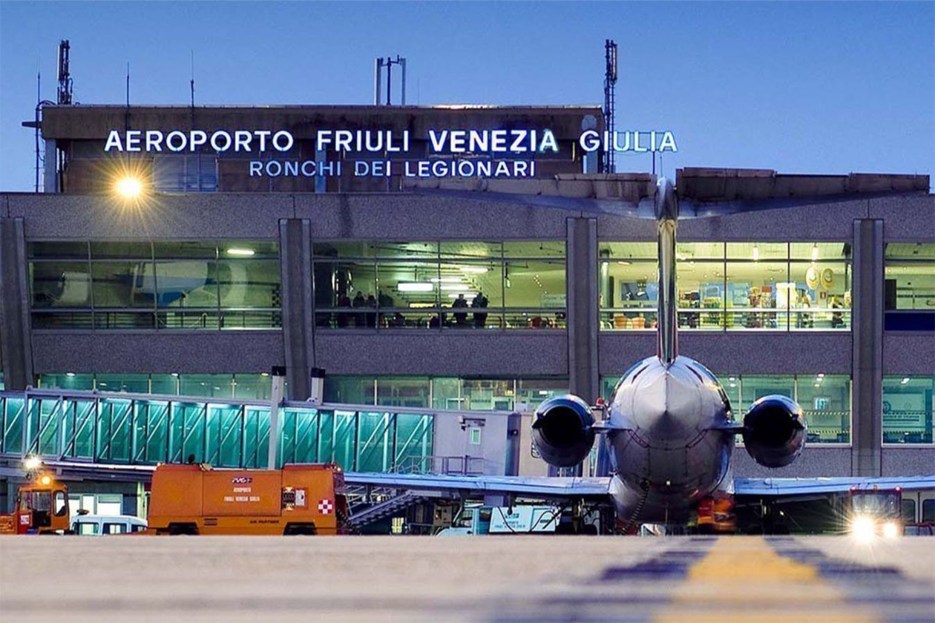 Flughafenbereich, Flugzeug, Gebäude dahinter