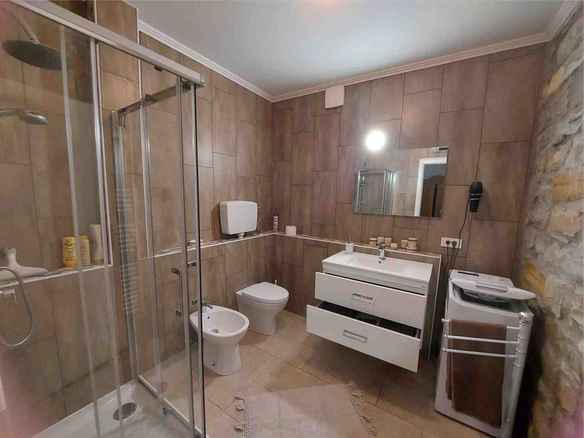 Bad mit Dusche, WC, Bidet, Waschbecken mit Spiegel