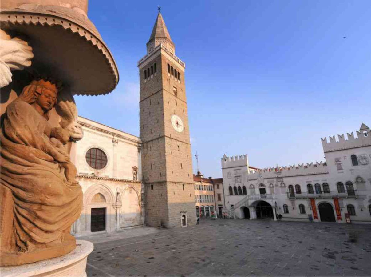 Prätorianerpalast und Kathedrale mit Glockenturm