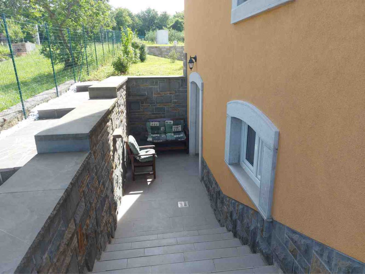 Stühlen, Eingangstür