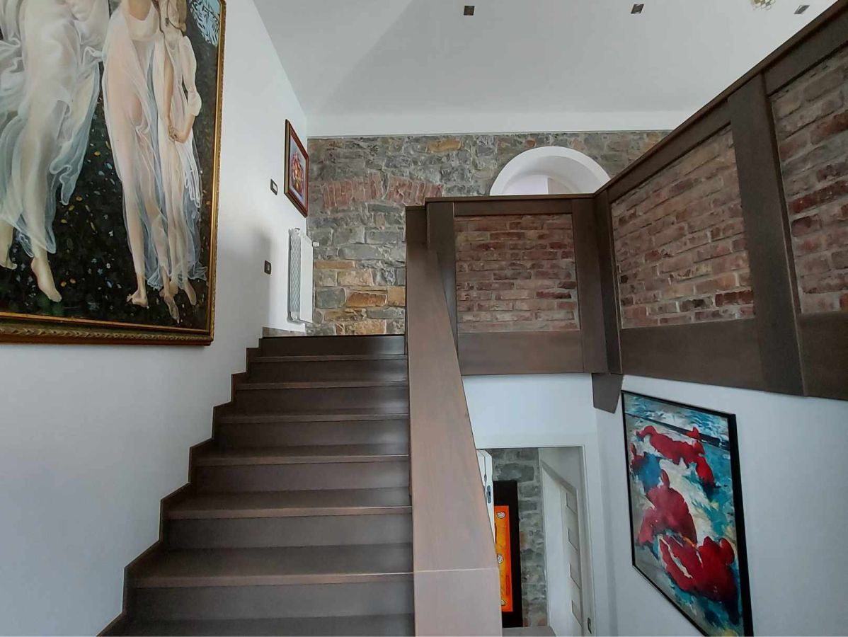 Treppen, Ziegel und Steinmauer, gerahmte Bilder an den Wänden