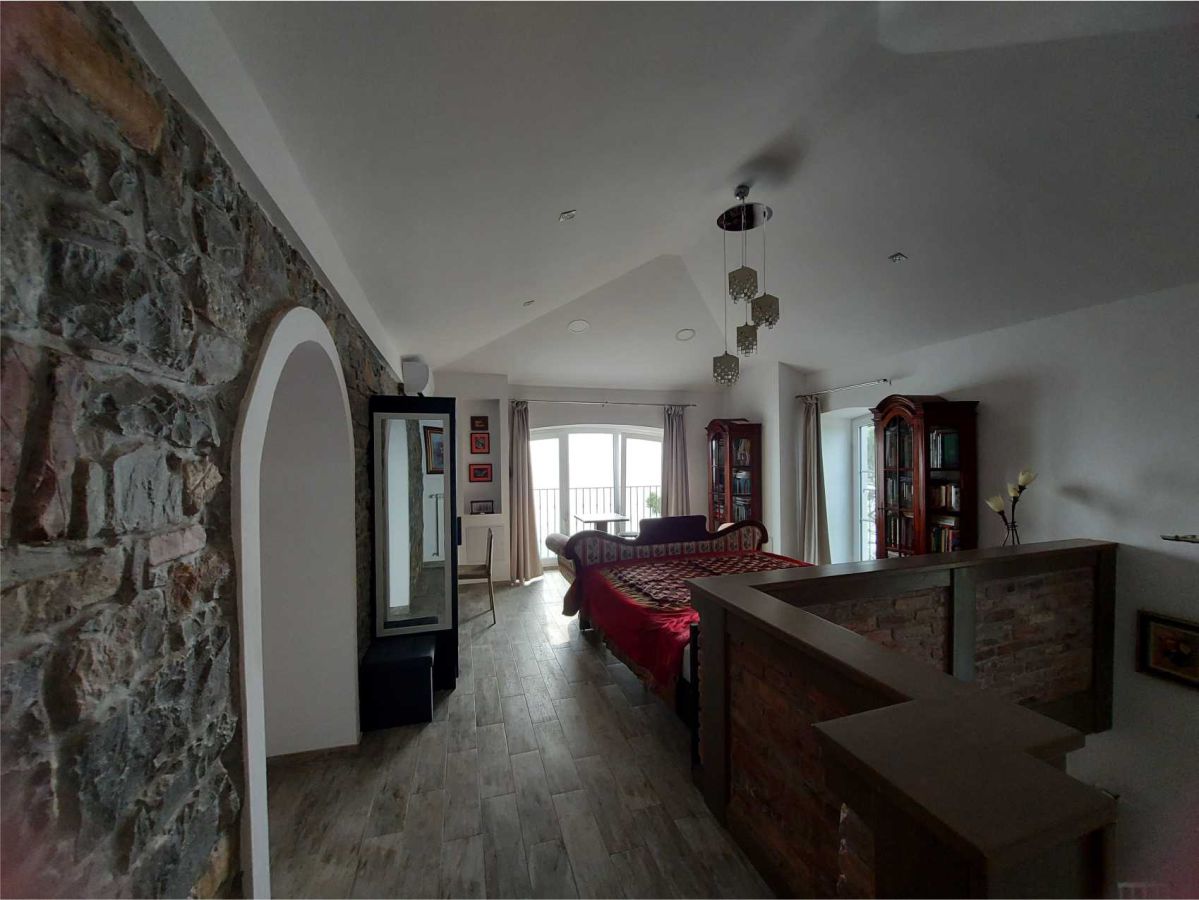 Treppen, Ziegel und Steinwände, gerahmte Bilder an den Wänden