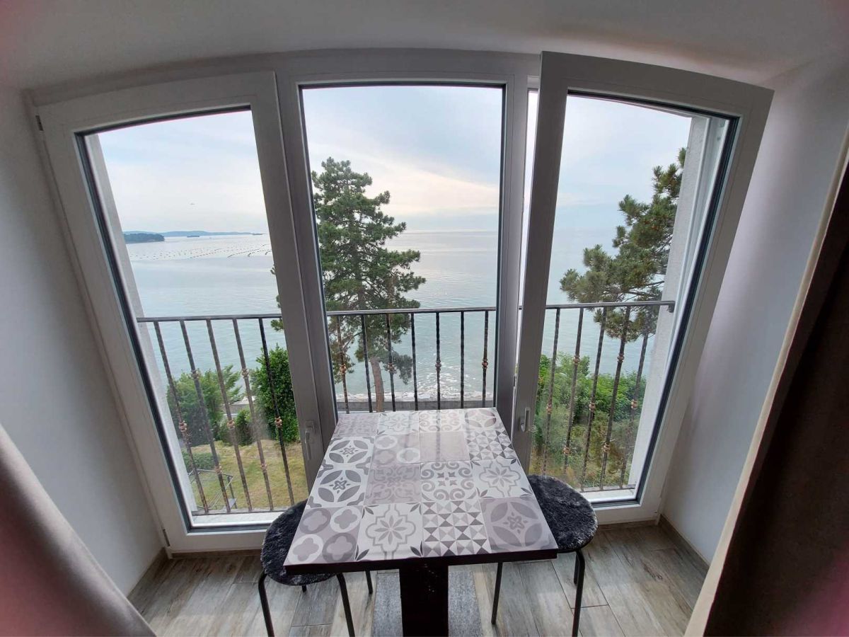 Tisch, zwei Stühle am Fenster