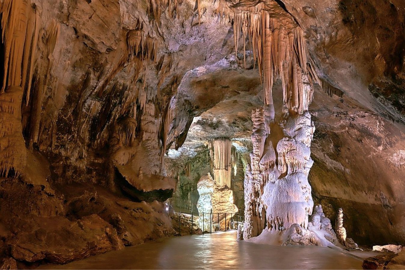 Höhle mit Stalaktiten