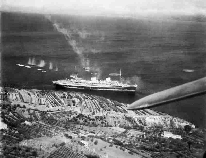 Schiff auf See in Ufernähe mit Bäumen