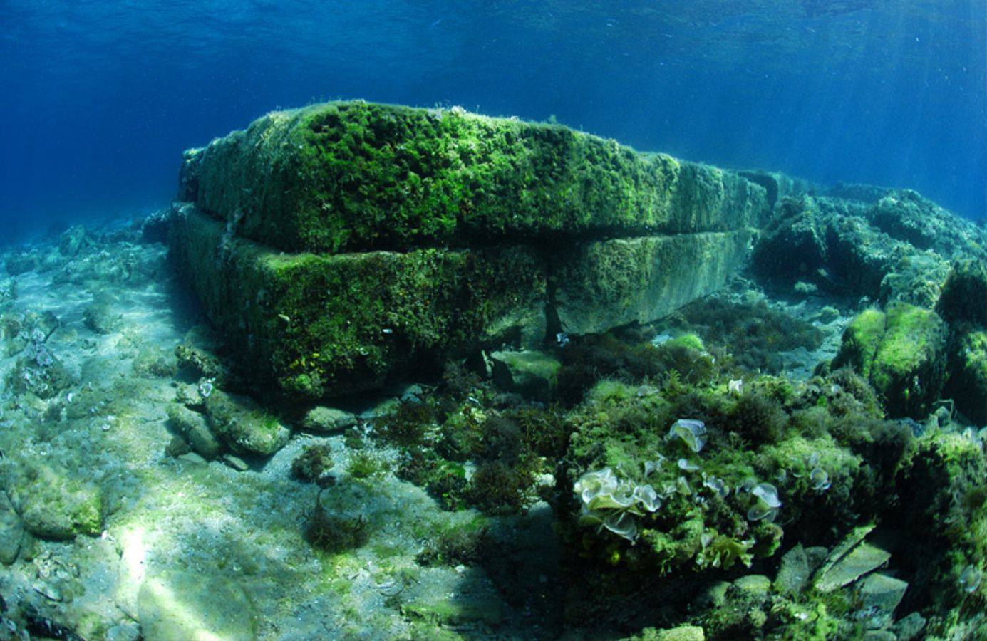 molo roccioso affondato sul fondale marino