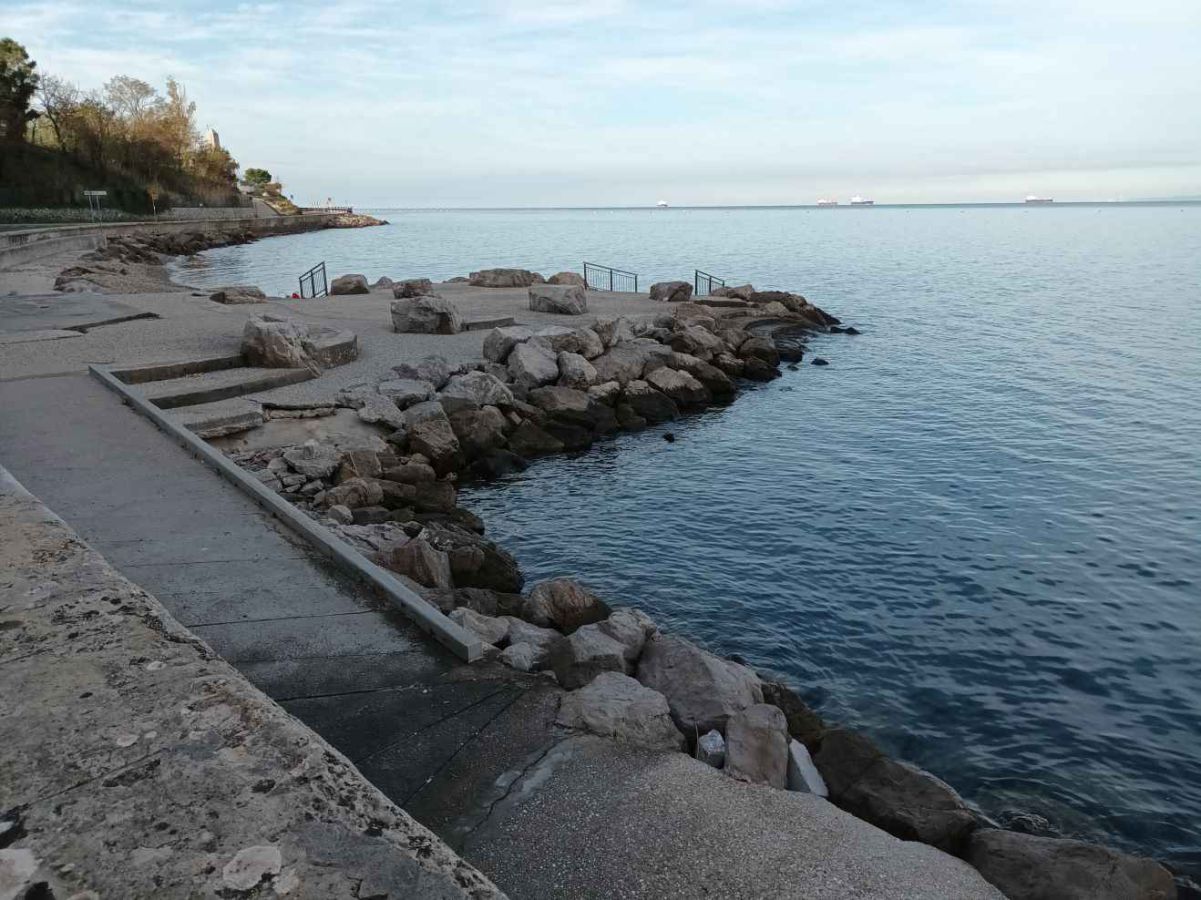 costa rocciosa in riva al mare